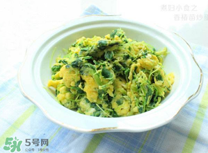 香椿炒雞蛋不能和什么同吃？香椿炒雞蛋什么人不能吃？