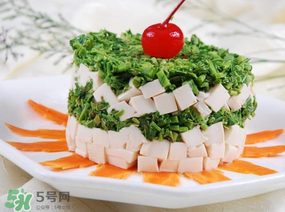 香椿拌豆腐怎么做好吃？香椿拌豆腐放什么油？