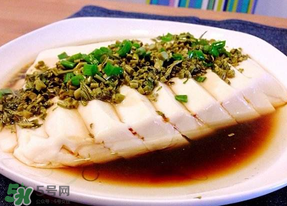 香椿炒豆腐怎么做好吃？香椿炒豆腐的做法