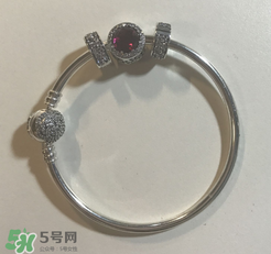 潘多拉美女與野獸手鏈?zhǔn)鞘裁床馁|(zhì)？pandora美女與野獸是銀的嗎？