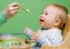 四個月的寶寶可以喝果汁嗎？寶寶四個月能喝果汁嗎？