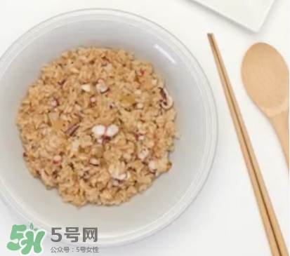 ?黃油魷魚炒飯怎么做？?黃油魷魚炒飯的做法