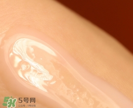蘭嘉絲汀粉水和蘭蔻粉水哪個(gè)好？蘭嘉絲汀粉水和蘭蔻粉水對(duì)比