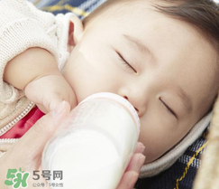 寶寶喝水喝奶要分開用奶瓶嗎？奶瓶喝水和喝奶要分開嗎？