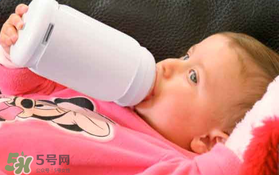 寶寶喝水喝奶要分開用奶瓶嗎？奶瓶喝水和喝奶要分開嗎？
