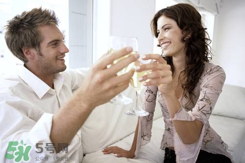 夫妻如何保持新鮮感？調(diào)情小技巧激發(fā)你的性欲