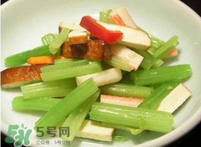 芹菜怎么炒好吃？芹菜怎么炒不苦