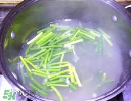 蒜苔用焯水嗎？蒜苔要不要焯水