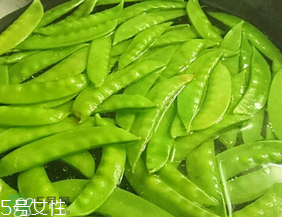 ?炒荷蘭豆要焯水嗎？荷蘭豆不焯水能吃嗎？