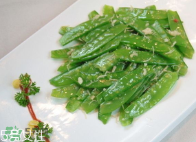 ?炒荷蘭豆要焯水嗎？荷蘭豆不焯水能吃嗎？