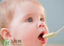 寶寶幾個(gè)月可以吃水果泥？寶寶多大可以吃果泥？