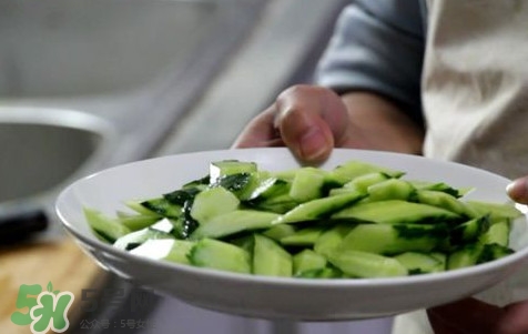 黃瓜怎么切菱形？如何將黃瓜切菱形