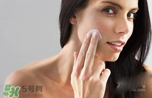 先用磨砂膏還是先用洗面奶？磨砂膏和洗面奶哪個先用？