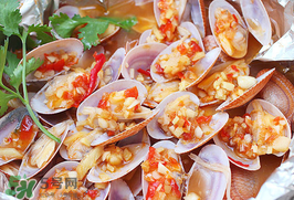 花甲能和白酒一起吃嗎？花甲和白酒在一起會食物中毒嗎？
