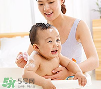 寶寶流鼻涕了還能洗澡嗎？寶寶夏天感冒能不能洗澡？