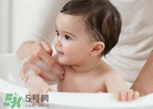 寶寶流鼻涕了還能洗澡嗎？寶寶夏天感冒能不能洗澡？