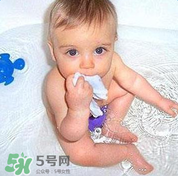 寶寶流鼻涕了還能洗澡嗎？寶寶夏天感冒能不能洗澡？