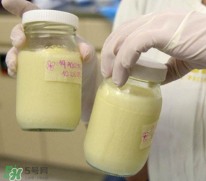 我的奶水發(fā)黃是怎么回事？ 哺乳期奶水發(fā)黃還可以喂奶嗎？