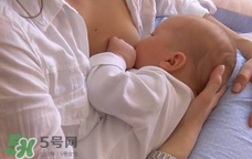 我的奶水發(fā)黃是怎么回事？ 哺乳期奶水發(fā)黃還可以喂奶嗎？