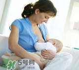 我的奶水發(fā)黃是怎么回事？ 哺乳期奶水發(fā)黃還可以喂奶嗎？