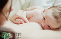 哺乳期奶水有血是什么原因？哺乳期奶水有血能喂奶嗎？