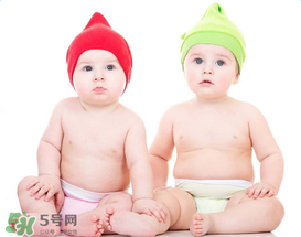 如何判斷新生兒已經(jīng)吃飽？新生兒吃飽了有什么表現(xiàn)？
