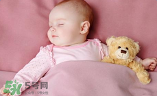 如何判斷新生兒已經(jīng)吃飽？新生兒吃飽了有什么表現(xiàn)？
