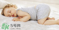 小孩開著燈睡覺好嗎？寶寶睡覺開著燈對(duì)身體有危害嗎？