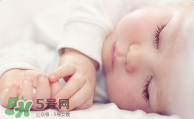 小孩開著燈睡覺好嗎？寶寶睡覺開著燈對(duì)身體有危害嗎？