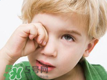 寶寶總是拿手揉眼睛是怎么了？寶寶眼睛癢怎么處理？
