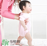 寶寶一歲多了還不會走路怎么辦？寶寶走路晚是什么原因造成的