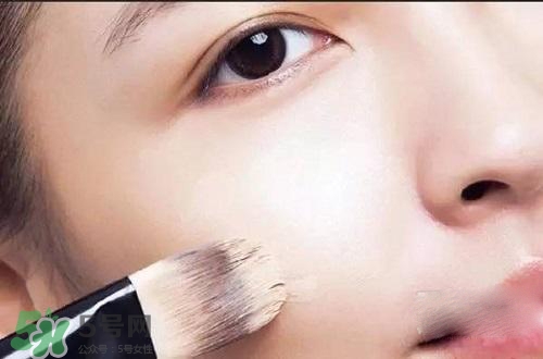 粉底液可以涂在眼部嗎？粉底液涂在眼部有什么危害？