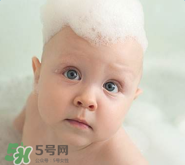 寶寶頭皮上的污垢可以摳掉嗎？寶寶頭上的頭垢該怎么處理？