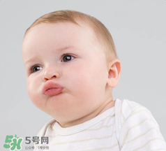 寶寶頭皮上的污垢可以摳掉嗎？寶寶頭上的頭垢該怎么處理？