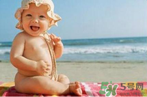 夏日海邊寶寶游泳怎么防曬？海邊親子游泳防曬注意事項