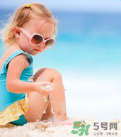 夏日海邊寶寶游泳怎么防曬？海邊親子游泳防曬注意事項