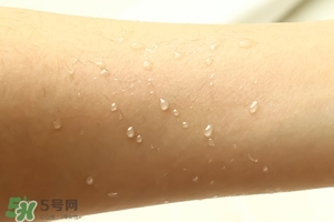 ajuste防曬噴霧哪個顏色好？ajuste防曬噴霧藍色綠色白色區(qū)別