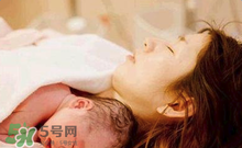 產(chǎn)后皮膚干燥起皮又很癢是怎么回事？生完小孩后皮膚特干怎么辦？