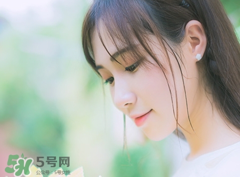 月經期間皮膚油膩正常嗎_是什么原因
