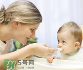 嬰兒吃魚肝油能打預(yù)防針嗎？嬰兒吃魚肝油影不影響打預(yù)防針？