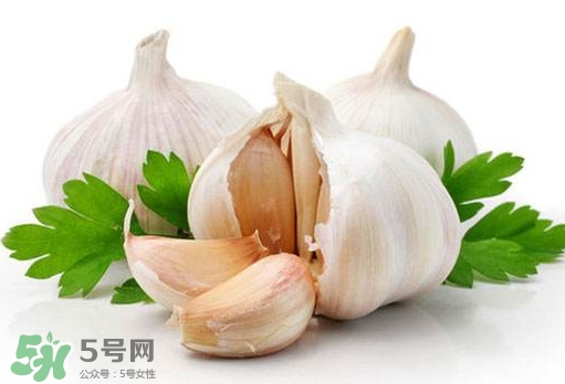 蒜頭能生吃嗎？蒜頭生吃好還是熟吃好