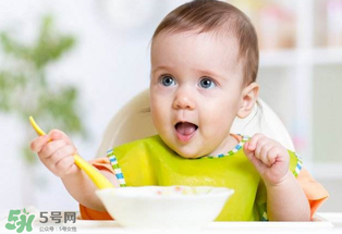 寶寶吃米粉拉綠便便怎么回事？寶寶吃米粉拉綠色要緊嗎？
