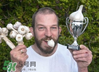 生吃蒜頭有什么好處？生吃蒜頭的功效和作用