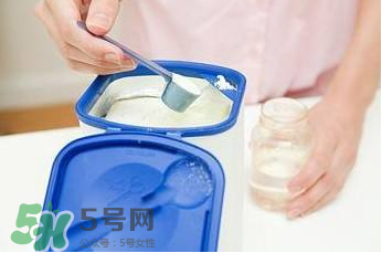 開水沖奶粉會破壞營養(yǎng)嗎？什么水溫沖奶粉好？