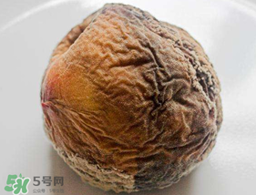 ?桃子發(fā)霉了還可以吃嗎？吃了發(fā)霉的桃子怎么辦？