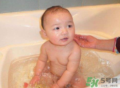 夏天嬰兒洗澡水溫多少度合適？夏天嬰兒洗澡水溫需要多少度？