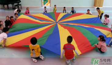 餃子在幼兒園玩的游戲叫什么？彩虹傘的捕魚游戲怎么玩？