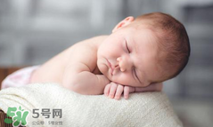 夏天寶寶可以穿開襠褲嗎？寶寶穿開襠褲有什么危害嗎？