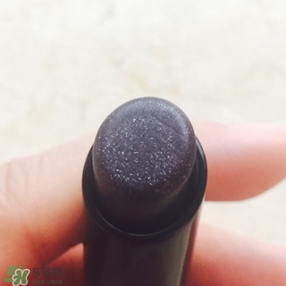 嬌蘭小黑裙007顯色嗎？嬌蘭小黑裙007適合唇色淺的嗎？