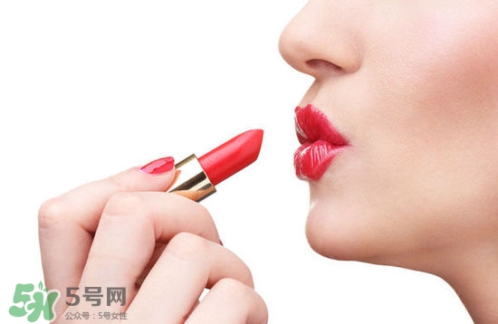 哺乳期能不能涂口紅呢？哺乳期涂口紅對(duì)寶寶有危害嗎？